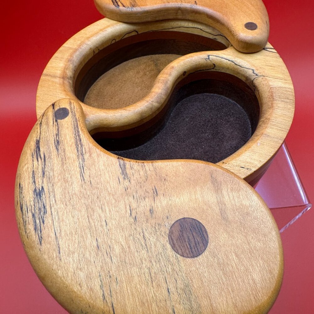 Vintage James Bateman signed yin-yang wooden jewelry box. - Picture 4 of 10